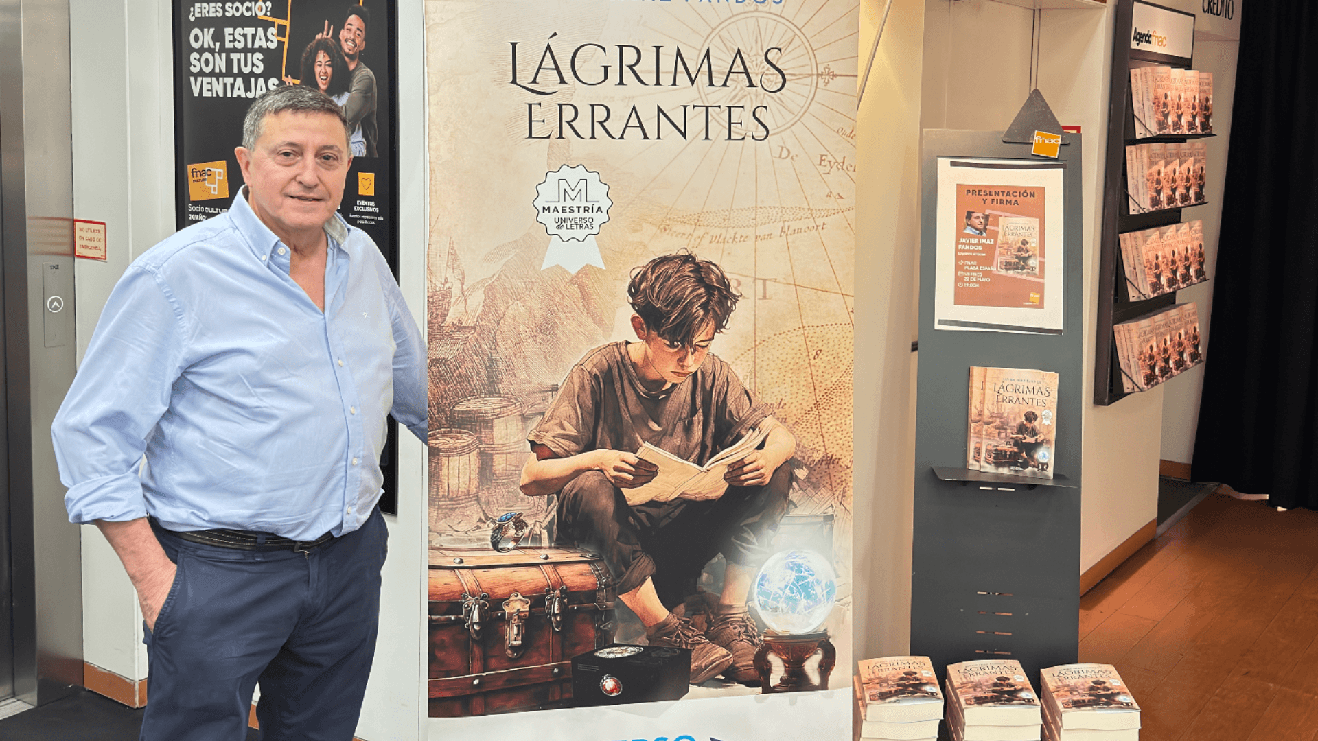 Javier Imaz Fandos junto al cartel de Lágrimas Errantes en FNAC