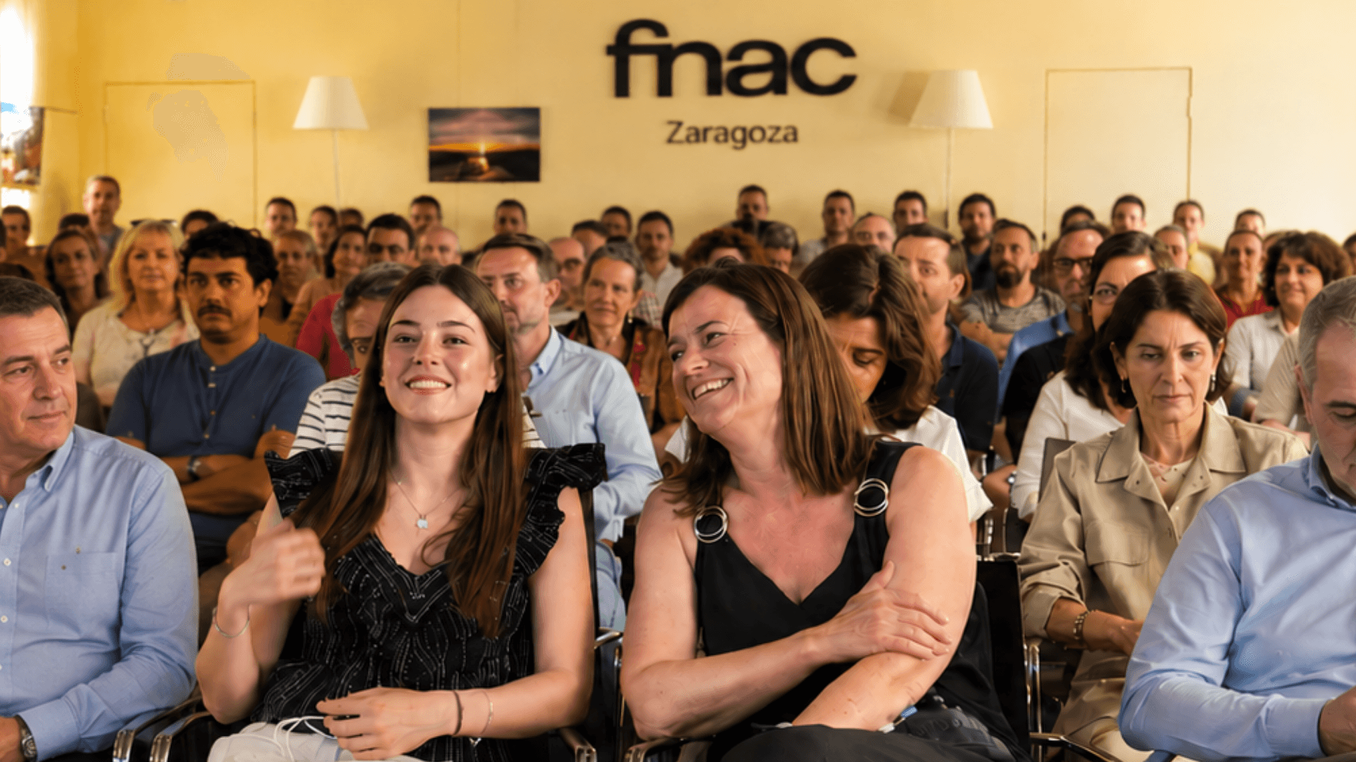Público asistente a la presentación en FNAC Zaragoza