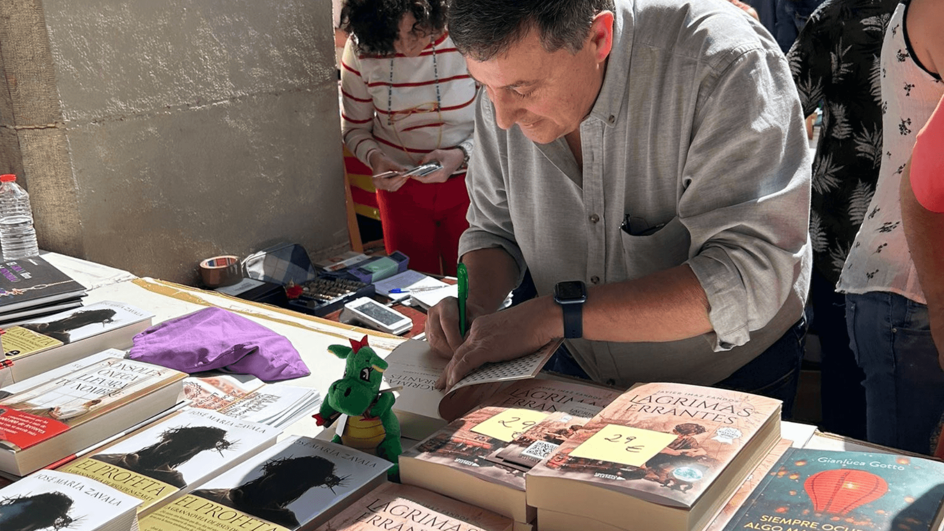 Javier Imaz Fandos firmando ejemplares en San Jorge
